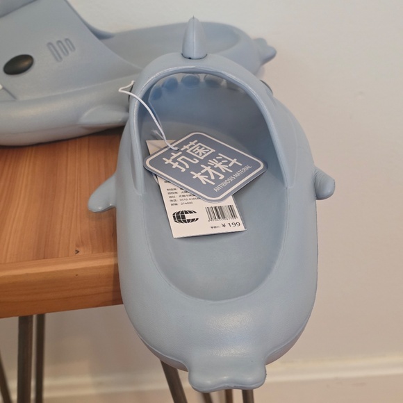 The Cloudies - Baby Blue Shark Slides - Size 7.5 - Picture 7 of 12